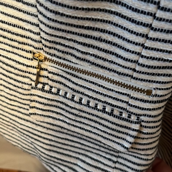 Crop Blazer in GUC - Women’s Size M - Picture 2 of 4